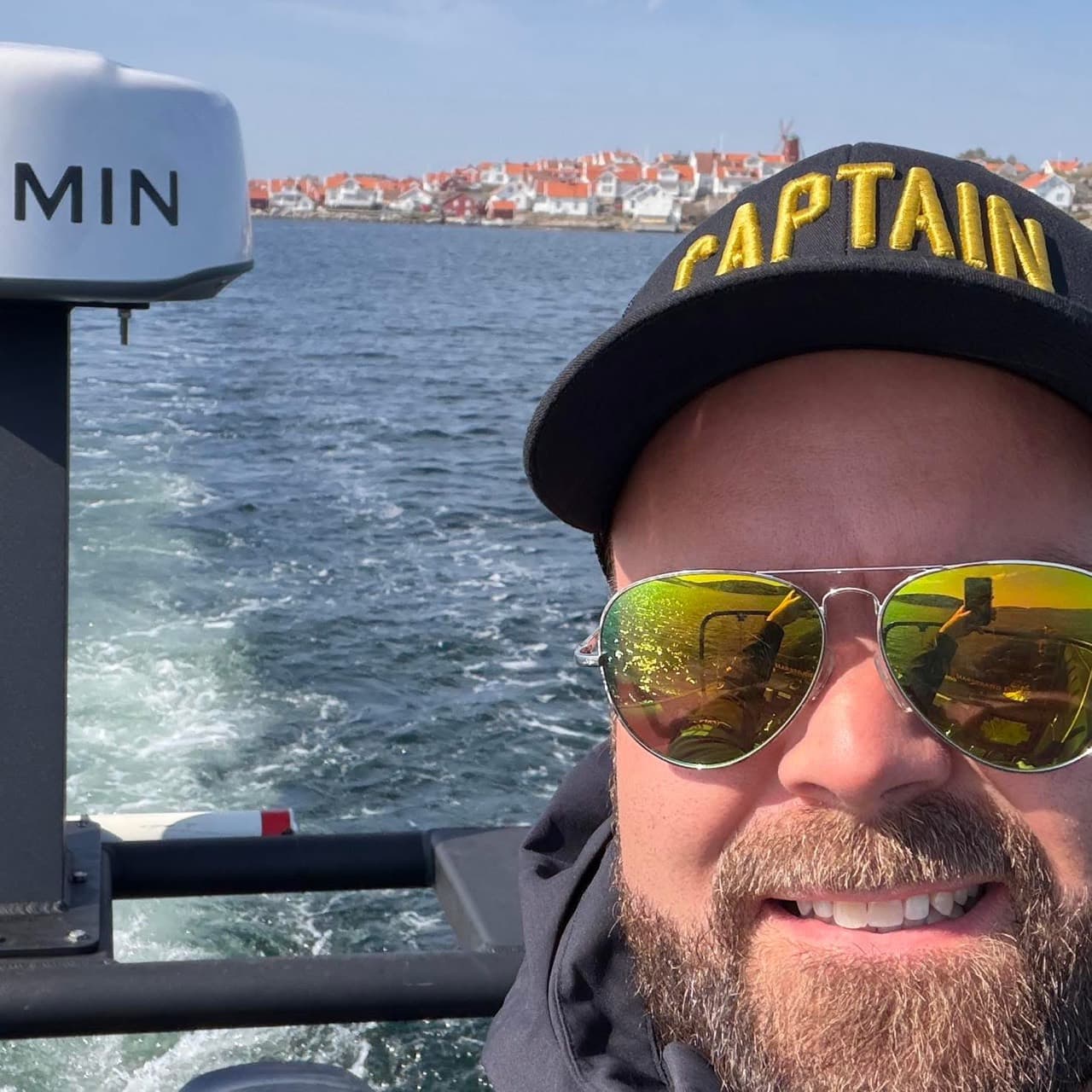 Simon Alerås på en båt
